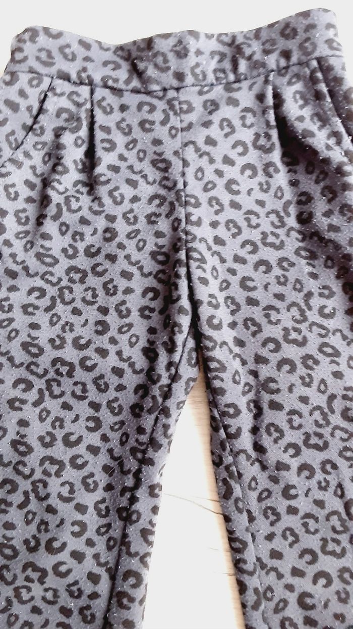 Vêtement fille pantalon gris motif léopard Gémo 5 ans - photo numéro 2
