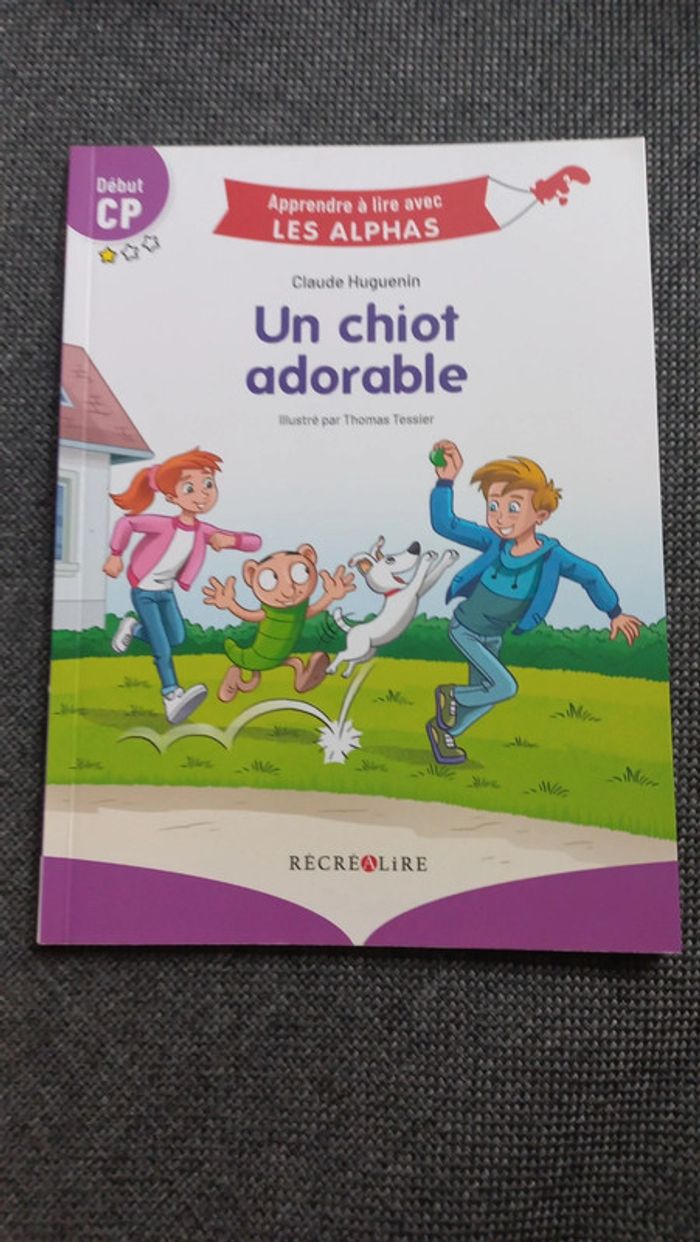 Apprendre à lire avec les Alphas. Un chiot adorable