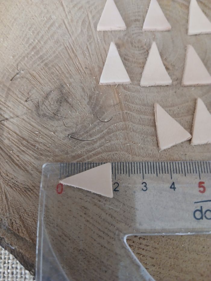 Lot de 19 triangles en cuir pour créations de bijoux - photo numéro 2