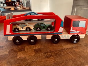 Camion en bois et ses voitures de courses