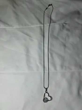 Collier argenté avec un cœur