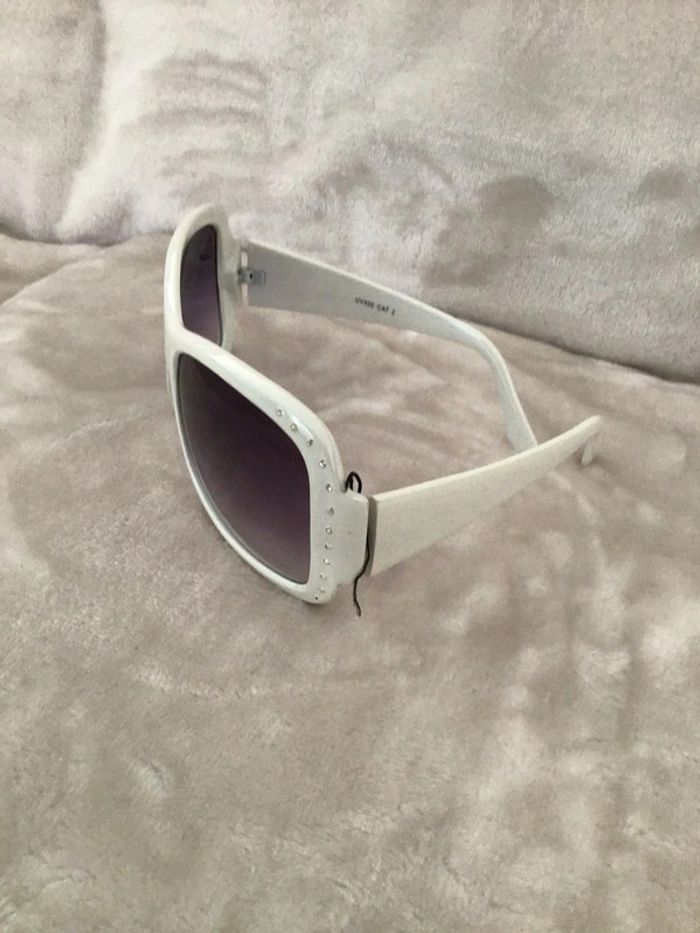 Jolies lunettes de soleil vintage - photo numéro 2