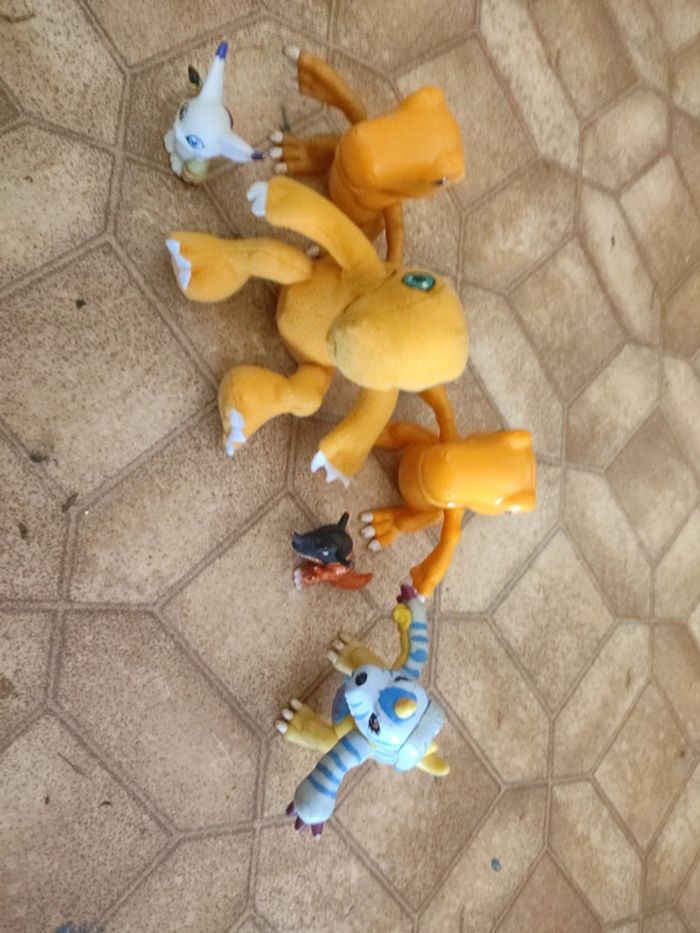 Lot figurines et une peluche digimon