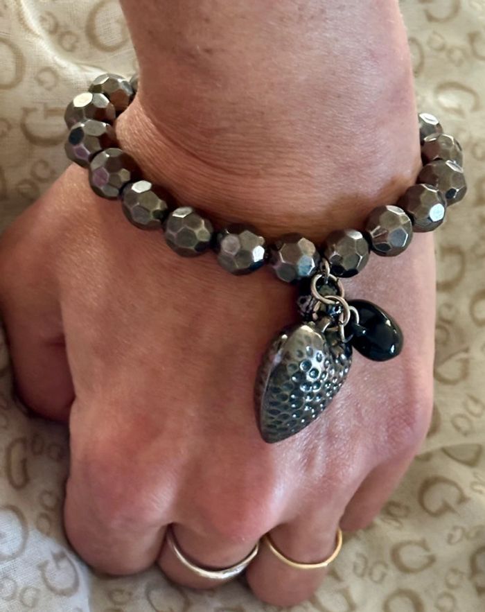 Bracelet perles anthracite avec breloques - photo numéro 4