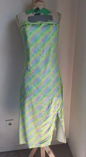 Robe midi satinée Retro&Icône, neuve, taille L, effet holograpgique et dos noué