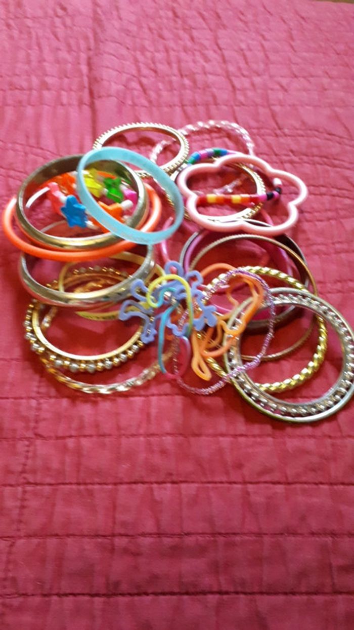 Lot vingtaine de bracelets