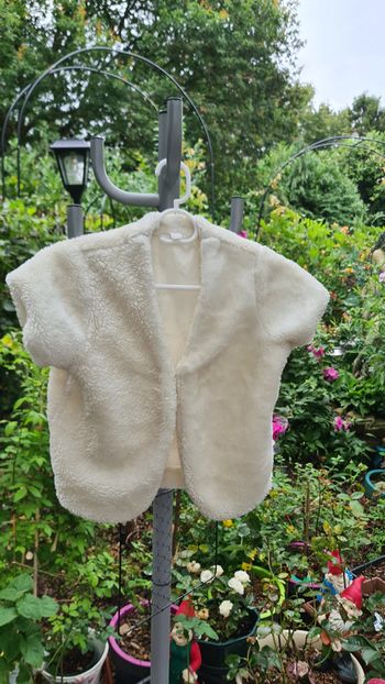 Veste blanche fausse fourrure sans manche 8 ans
