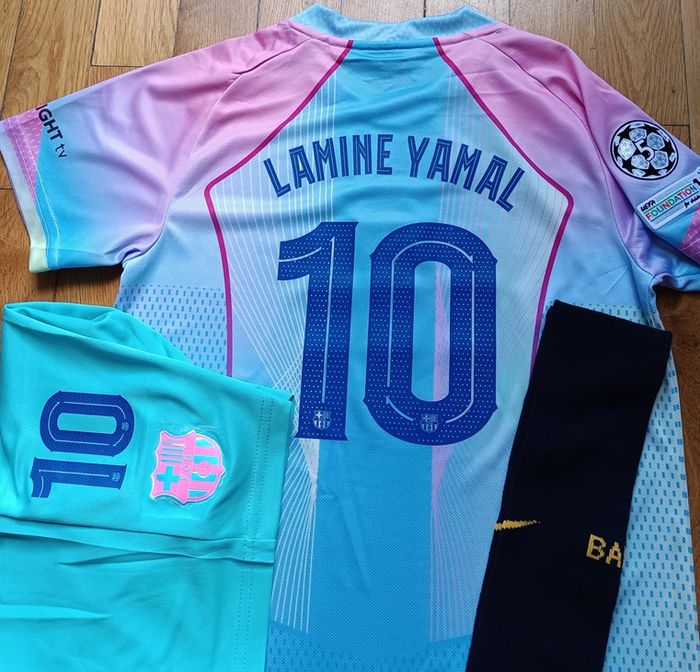 Maillot LAMINE YAMAL taille 8 ans kids football Barcelone  2026 chaussettes patchs