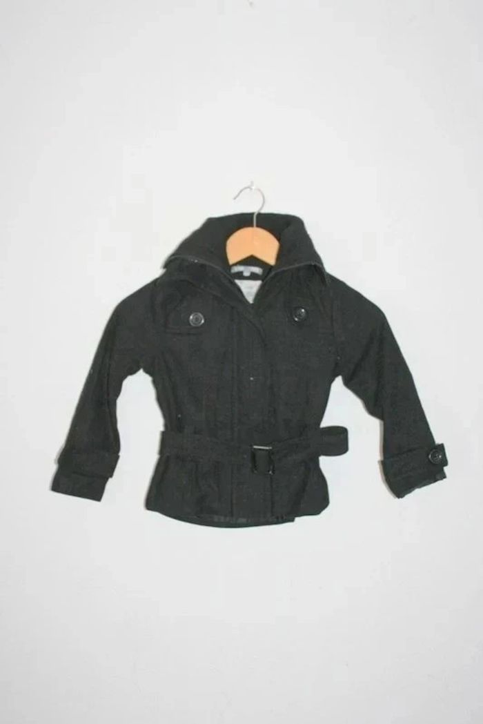 Veste noire avec ceinture marque Vynil Fraise taille 6 ans