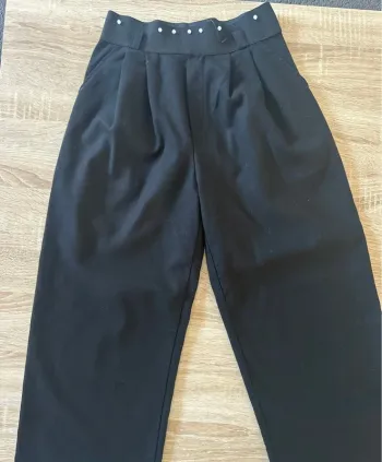 Pantalon noir à perles Zara