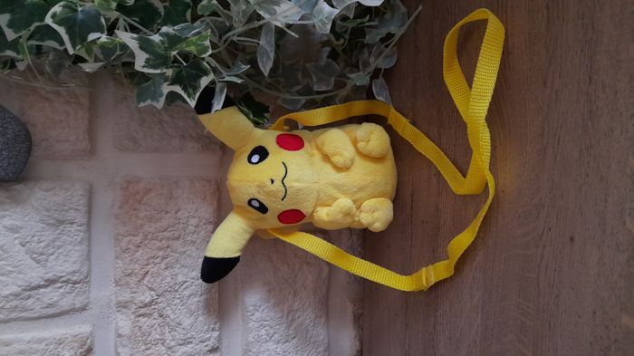 Pochette peluche Pikachu Pokemon neuve 18 cm
