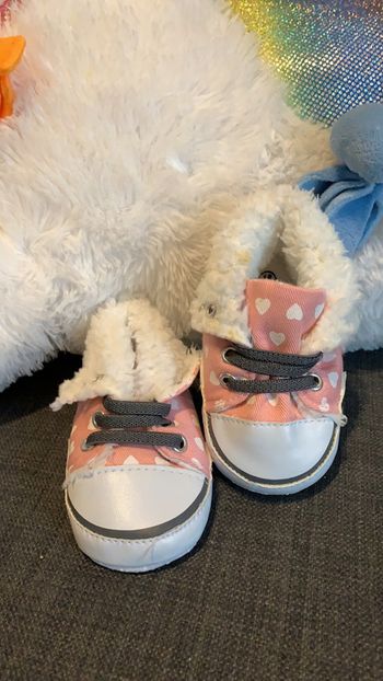 Petite paire de basket facile à mettre taille 18/19