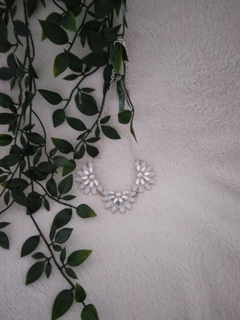 🌸Collier blanc en forme de fleur🌸