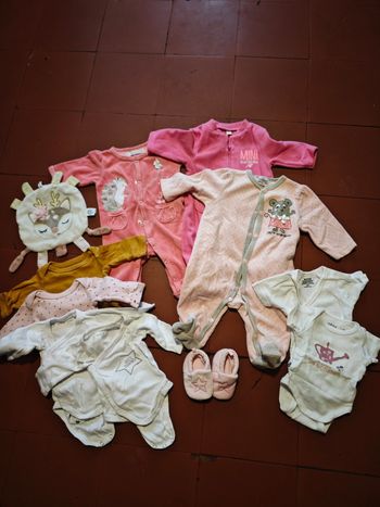 Lots de vêtements et accessoires bébé fille 1 mois