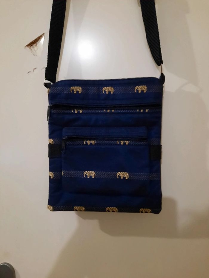 Pochette bleue nuit avec éléphant doré venant du Cambodge