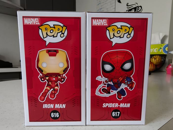 Lot de 2 Funko pop Marvel WEB Iron man 616 & Spiderman 617 (Exclu Disney Park) - photo numéro 4
