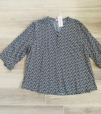 Jolie blouse fluide marine et jaune T 50/52 neuve