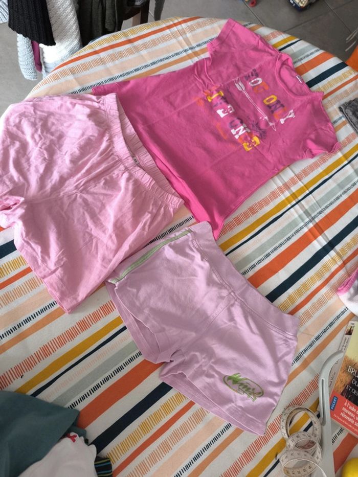 Lot 8 ans. Deux shorts et un tee shirt