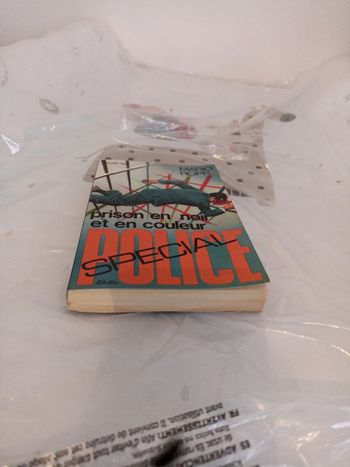 Prison en noir et en couleurs