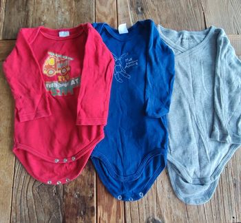 Lot 3 bodies taille 12 mois