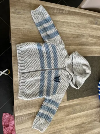 Gilet avec fermeture zip et capuche 3/4 ans
