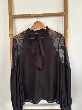 Blouse noire transparente avec dentelle