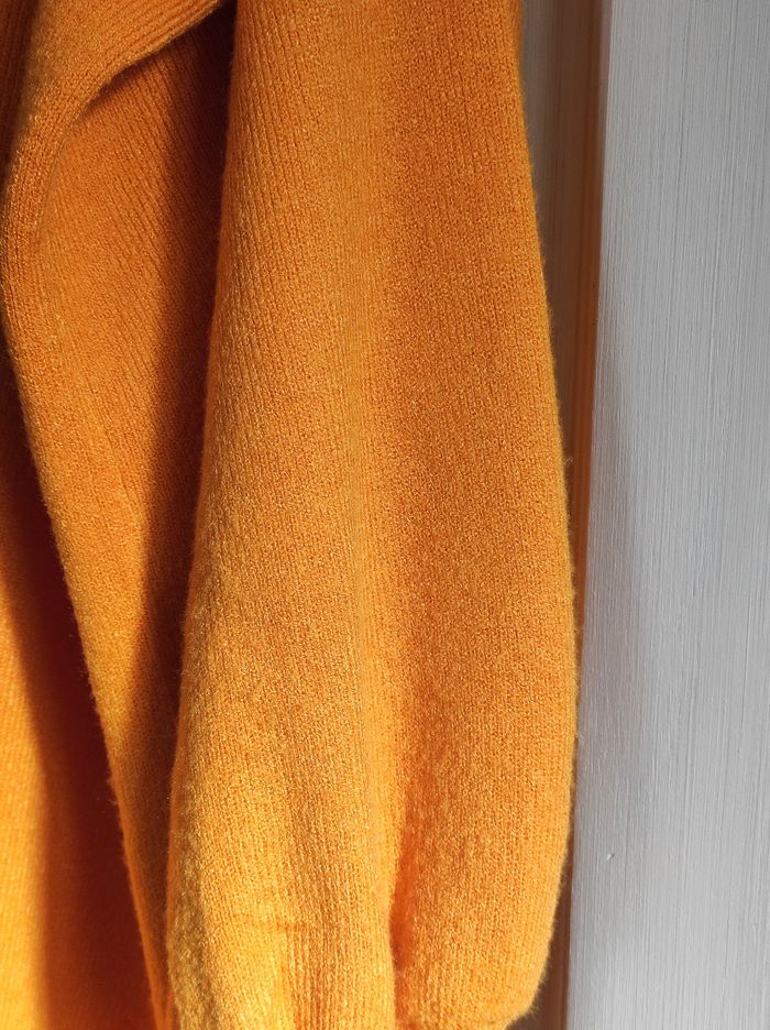 Pull à capuche jaune safran - photo numéro 3