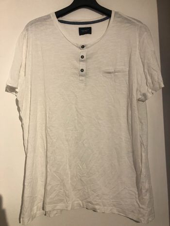 T-shirt blanc avec bouton
