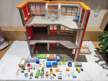 Hôpital pédiatrique playmobil 6657 et 6443