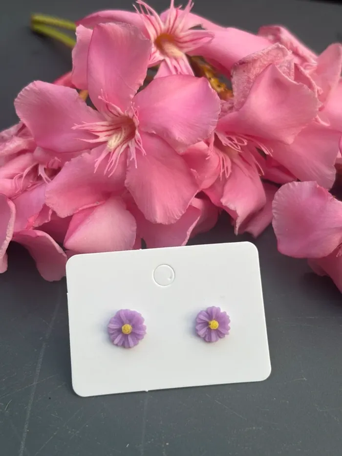 Boucle d’oreille fleur violette