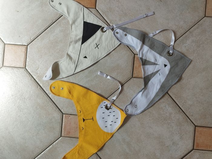 Bavoir bandana avec accroche tétine