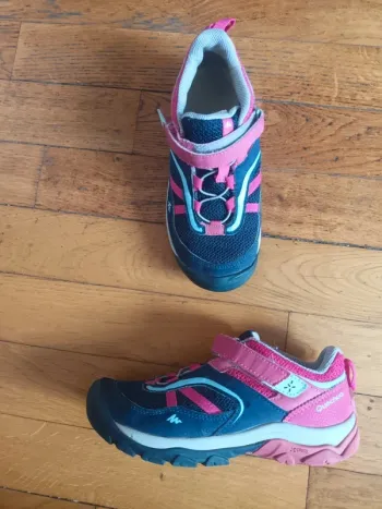 Chaussures basket 33 fille à strach velvro  Marque Quechua  Presque neuf  bleu rose quechua de décat