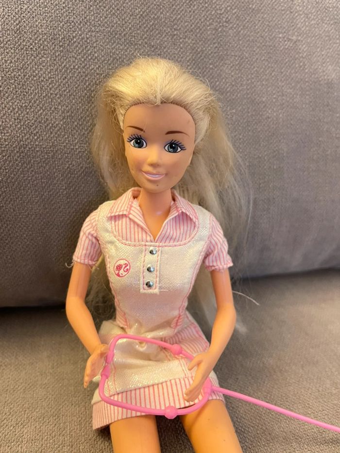 poupée Barbie infirmière - photo numéro 10