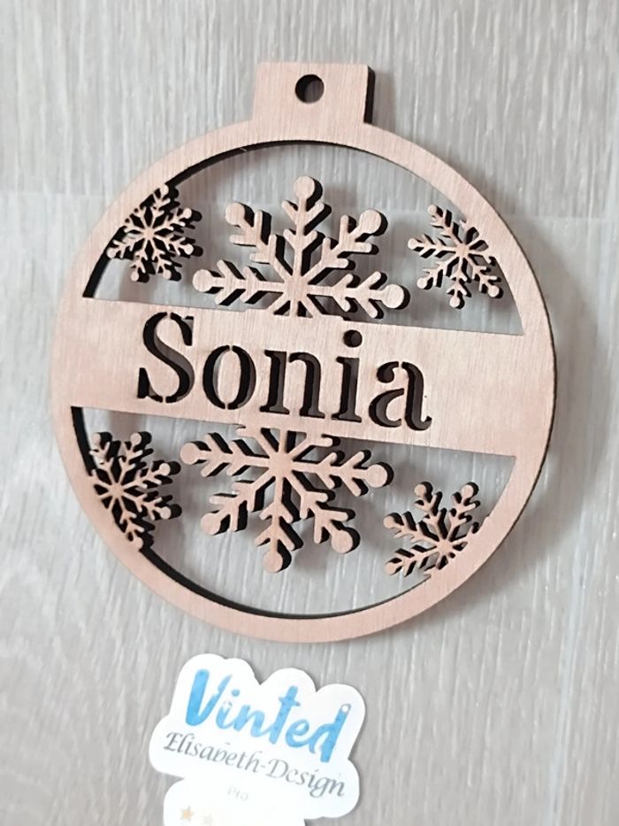 Boule de Noël en bois avec prénom - photo numéro 2