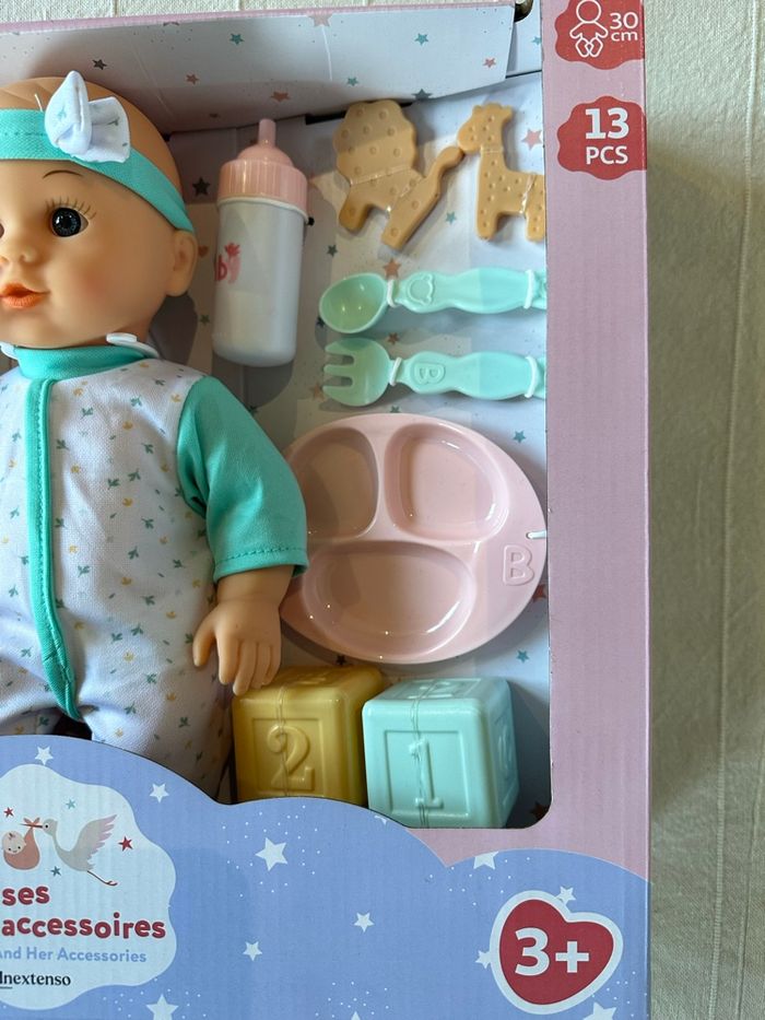 Coffret Poupon Bébé Léa et ses accessoires - photo numéro 3