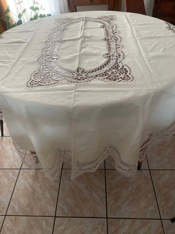 Nappe blanche ancienne avec dentelle