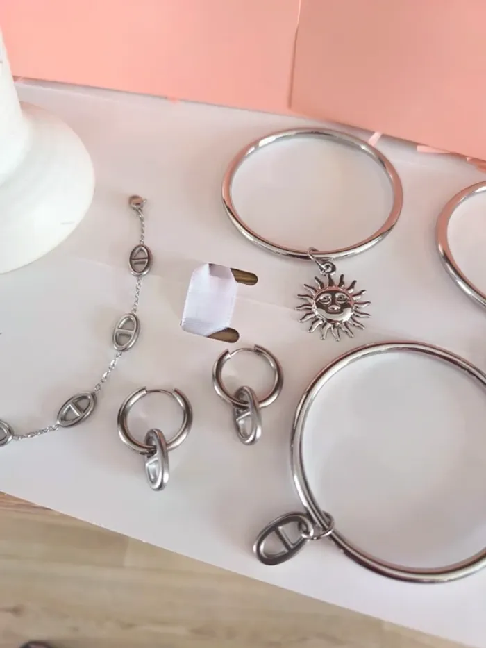 Lot de 25 bijoux argentés et multicolores - photo numéro 4