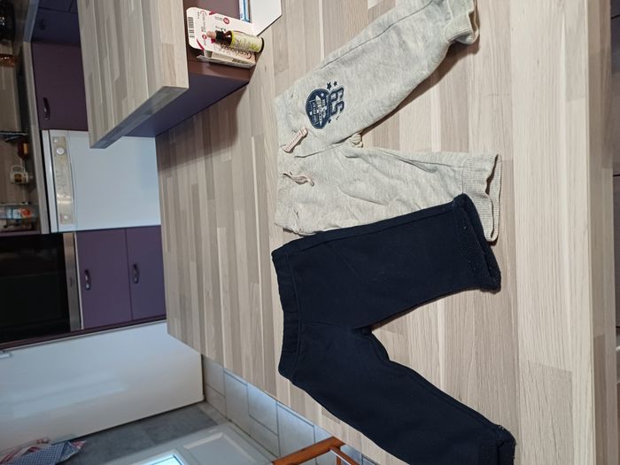 2 pantalons de jogging garçons Taille 12 mois
