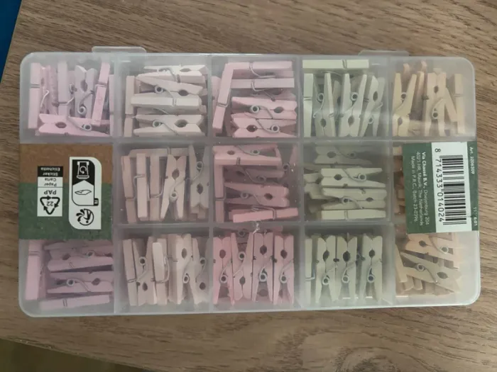 Boîte de 200 minis pinces à linge en bois colorés neuve - photo numéro 3