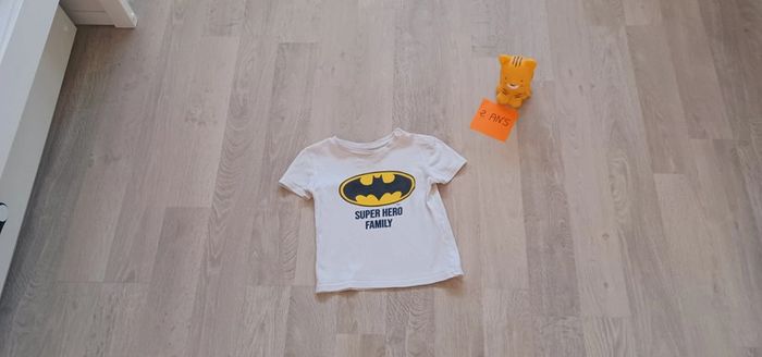 Tee-shirt manches courtes garçon Batman, taille 24 mois (92 cm), en bon état.