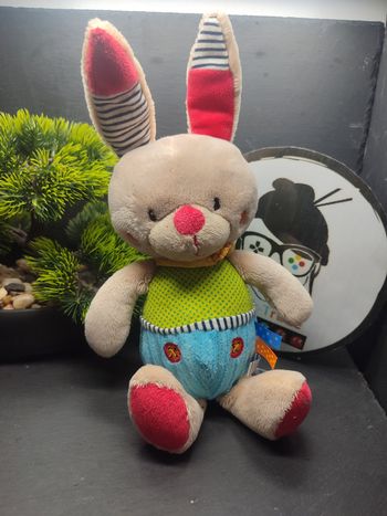 Peluche lapin August bleu vert marron ouatoo beige bandana rayé Bouton Jaune
