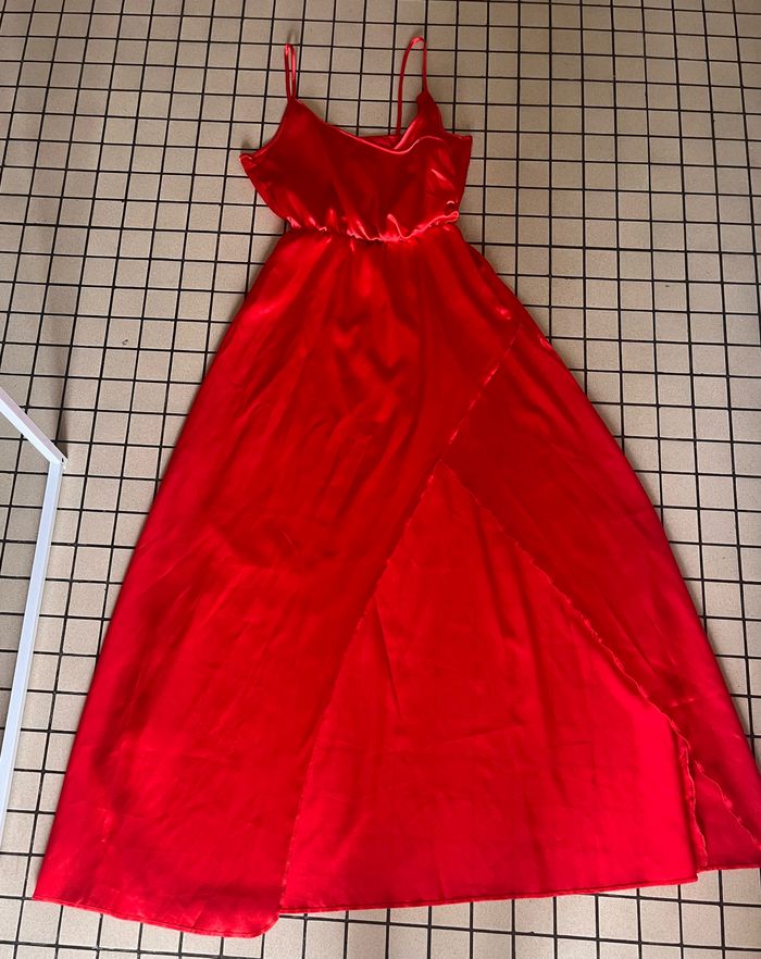 Robe rouge satinée chic - photo numéro 3