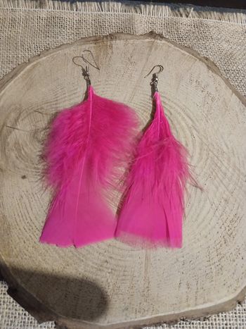 Boucle d'oreille plumes rose fushia