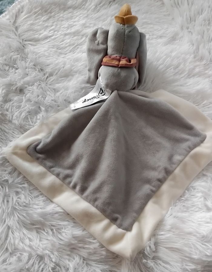 Doudou peluche éléphant Dumbo avec mouchoir - col bordeau - Disney - photo numéro 2