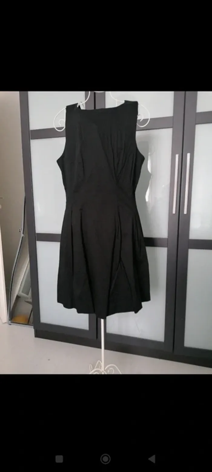 Robe noire légèrement évasée