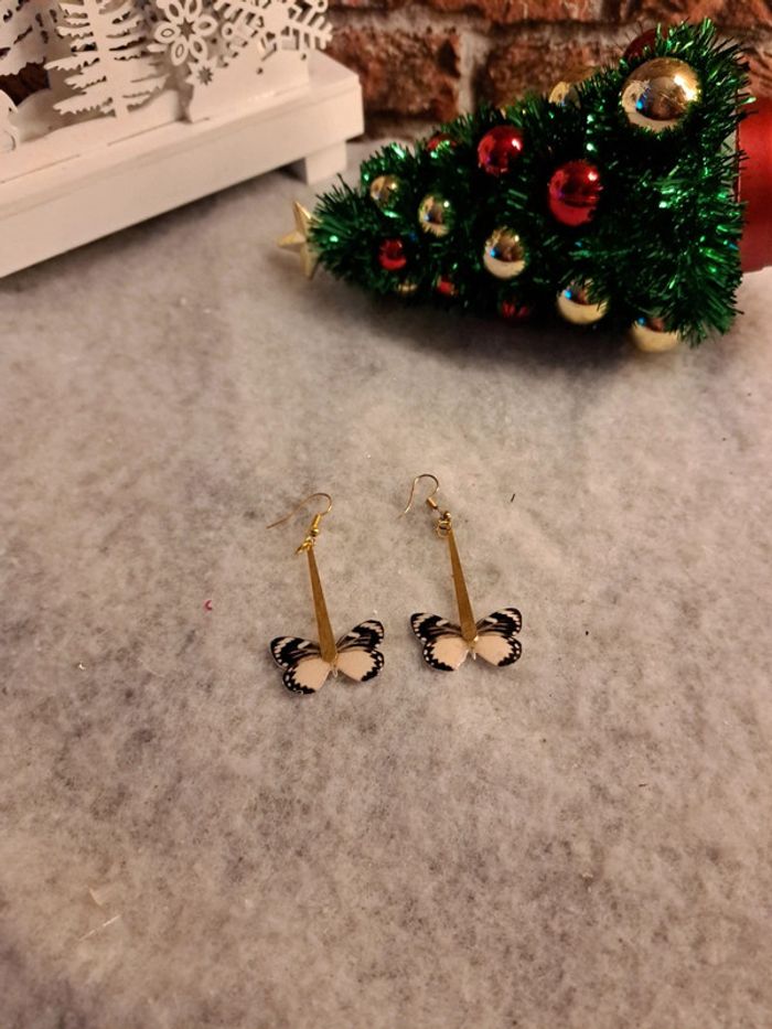 Boucles d'oreilles pendante en résine papillons - photo numéro 7