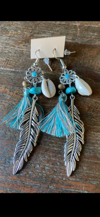 Magnifiques boucles d’oreilles avec fleurs, pompons, coquillages, plumes et perles