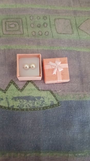 Boucle d'oreille neuve 