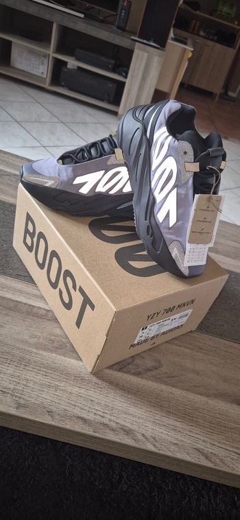 Yeezy 700 MNVN