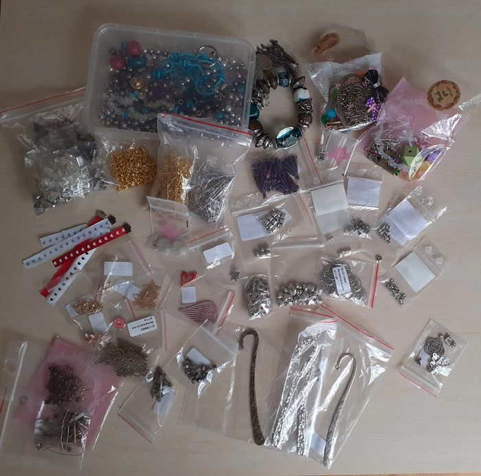 Lot de fournitures pour bijoux : anneaux et griffes et pendentifs et perles